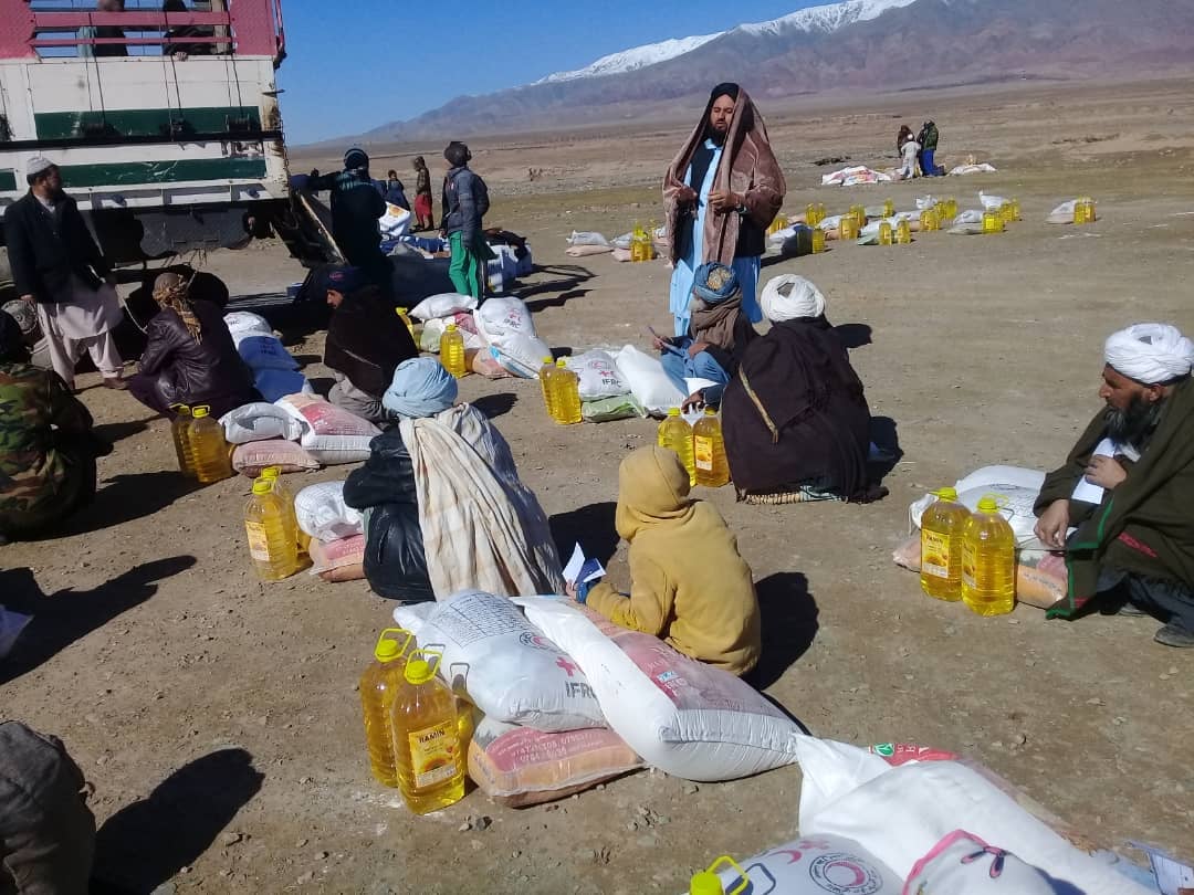هرات کې د افغاني سرې میاشتې له لوري له ۵۰۰ کورنیو سره د خوراکي توکو مرسته وشوه