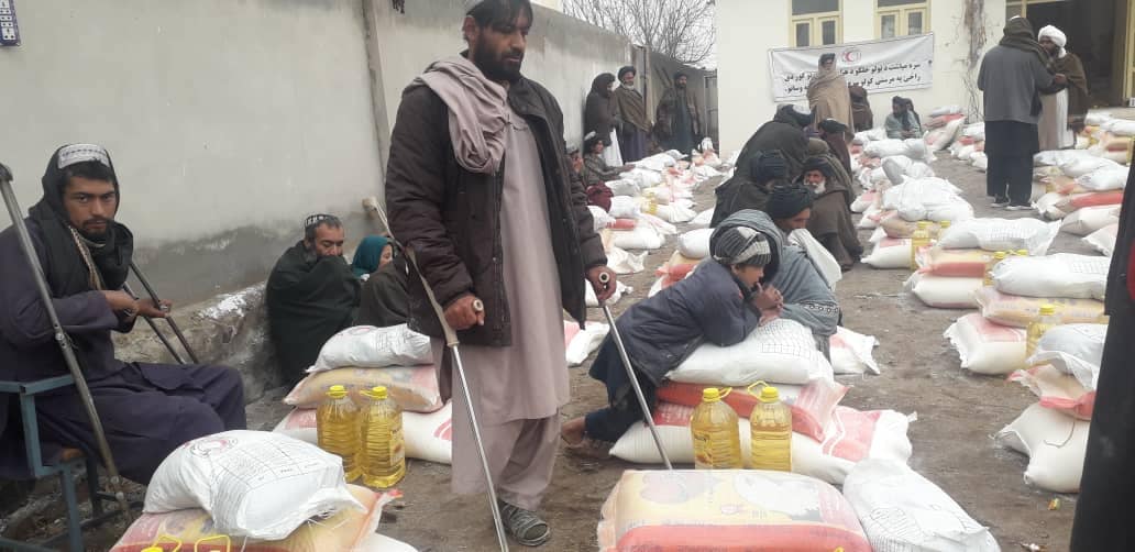 ارزګان کې ۸۵۰ اړمنو کورنیو سره د افغاني سرې میاشتې له لوري مرسته وشوه!