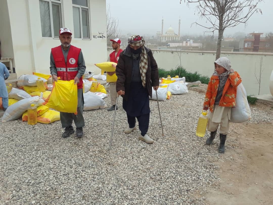 جمعیت افغانی سره میاشت برای ۳۰۰ فامیل مستحق و نیازمند در ولایت سرپل ۷ قلم مواد غذایی و غیر عذایی  مساعدت نمود!