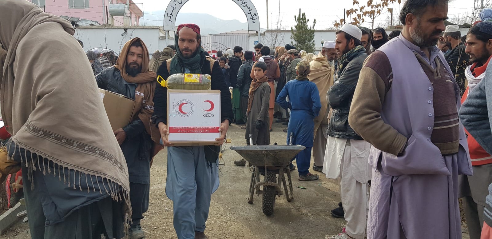 لوګر ولایت کې د افغاني سرې میاشتې له لوري له ۱۷۰ بېوزلو کورنیو سره د خوراکي توکو مرسته وشوه!