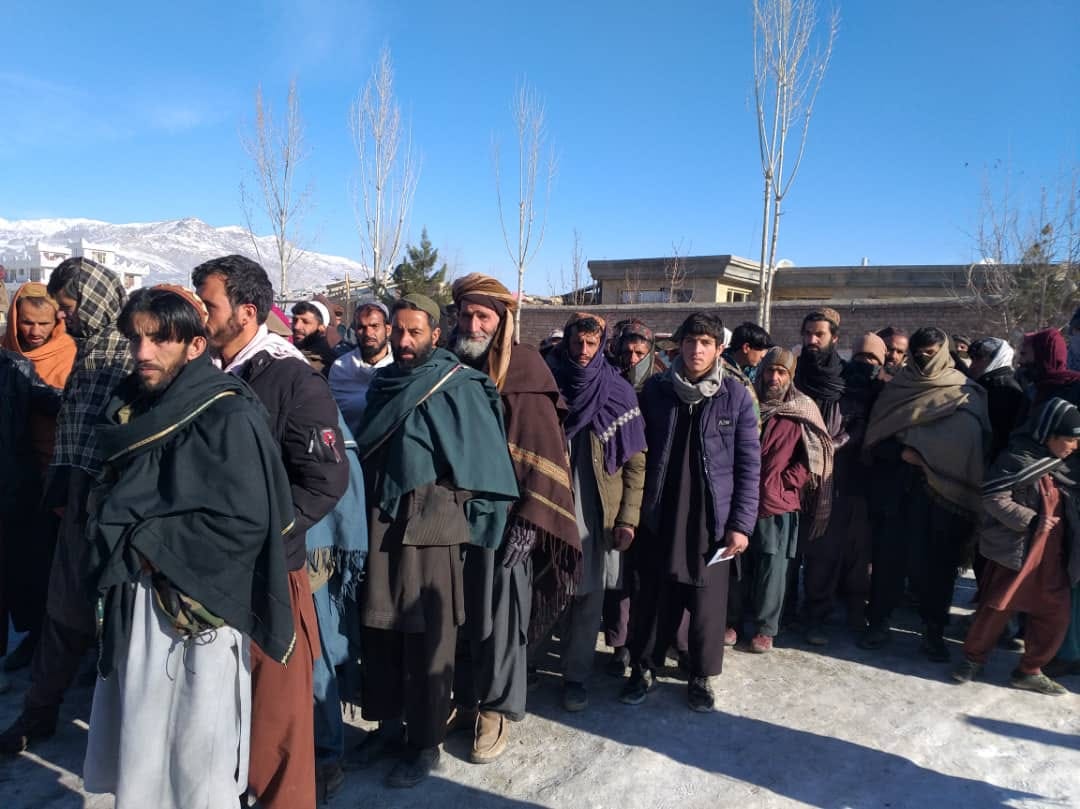 ميدان وردګ کې ۱۰۳ سيلاب ځپلو کورنيو سره د افغاني سرې مياشتې له لوري مرسته وشوه