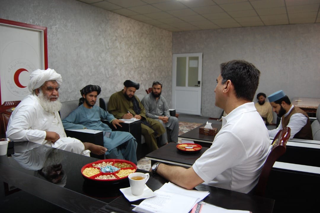 د افغاني سرې میاشتې مرستیال ملا نورالدین ترابي د جرمني د سره صلیب استازی (اصف امان) سره ولیدل!