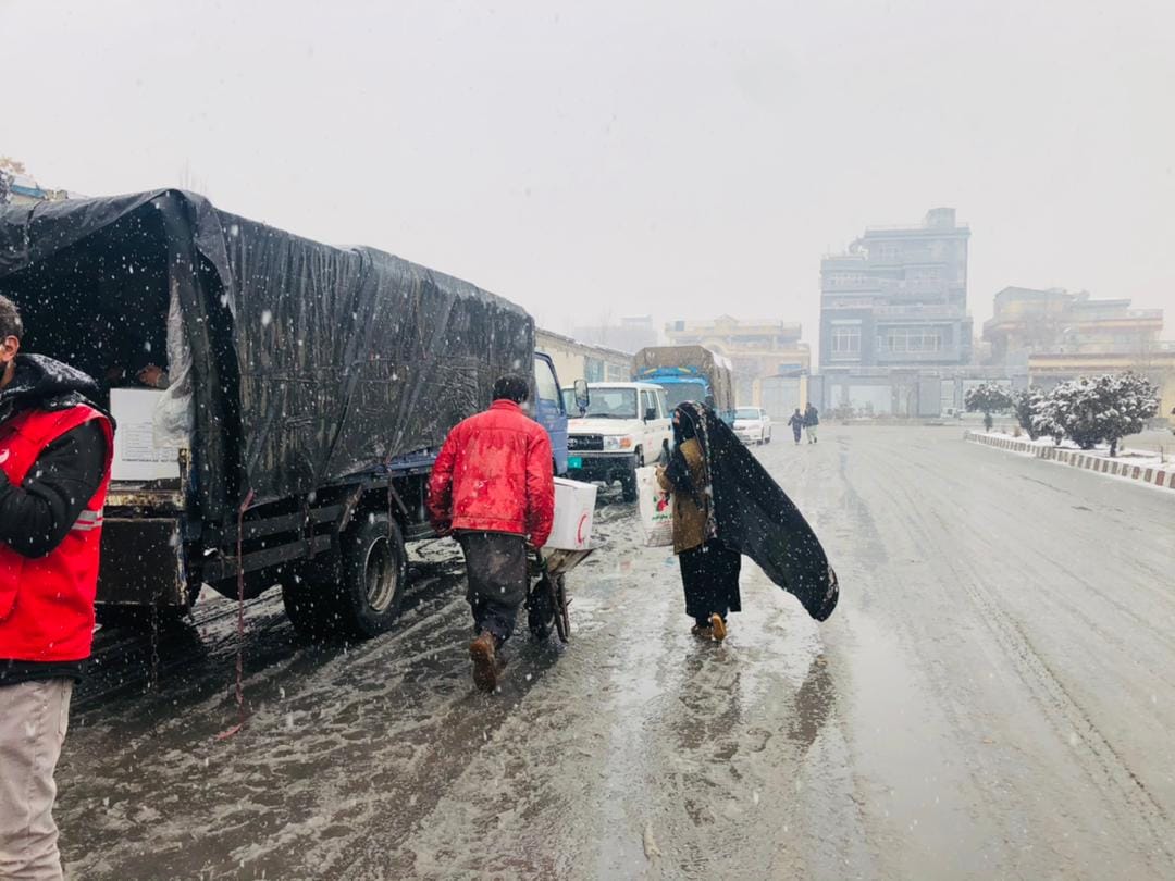 آغاز روند توزیع مساعدت های جمعیت هلال احمر افغانی برای ۶۷۵ نیازمند در شهر کابل!