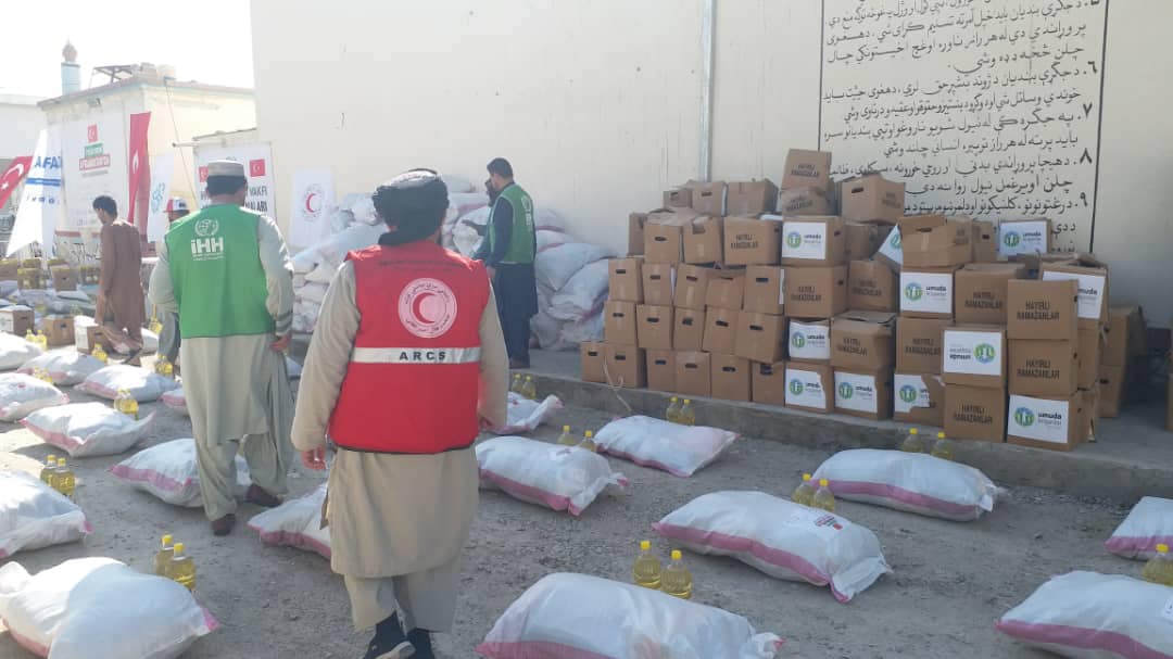 توزیع مواد غذایی وغیر غذایی جمعیت هلال احمر افغانی در ولایت کندهار!