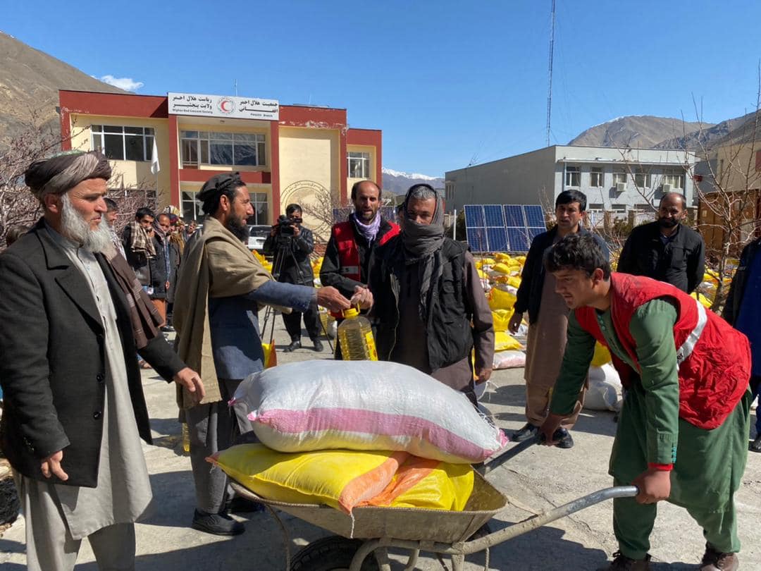 جمعیت هلال احمرافغانی برای ۳۰۰ فامیل درنمایندگی ولایت پنجشیر مساعدت نمود!