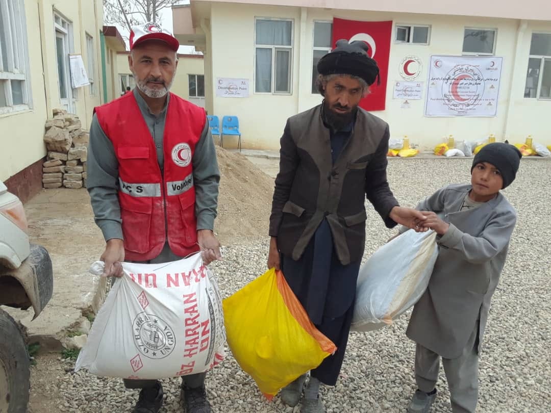 جمعیت افغانی سره میاشت برای ۳۰۰ فامیل مستحق و نیازمند در ولایت سرپل ۷ قلم مواد غذایی و غیر عذایی  مساعدت نمود!