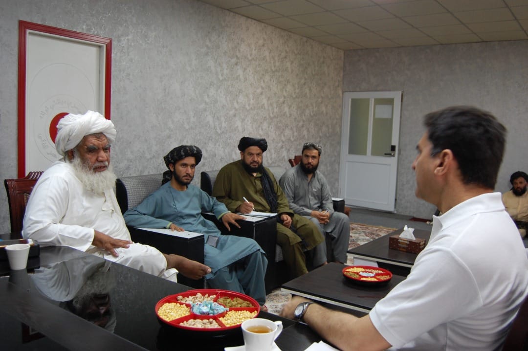 د افغاني سرې میاشتې مرستیال ملا نورالدین ترابي د جرمني د سره صلیب استازی (اصف امان) سره ولیدل!