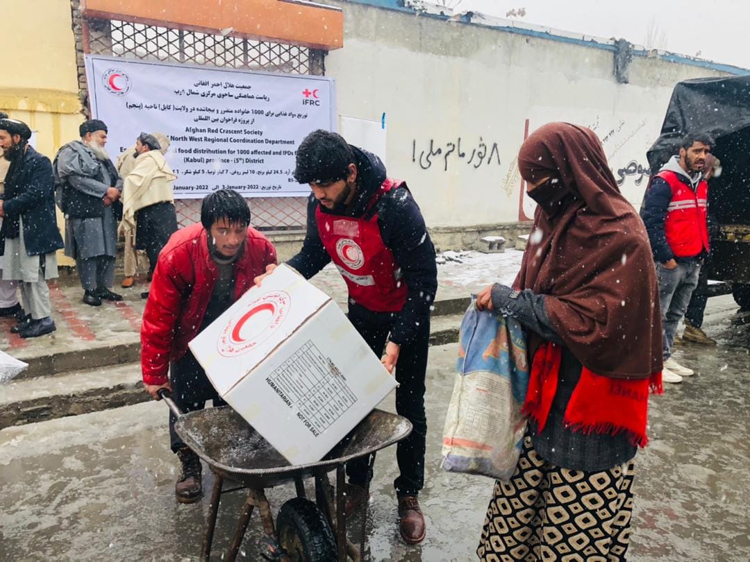 آغاز روند توزیع مساعدت های جمعیت هلال احمر افغانی برای ۶۷۵ نیازمند در شهر کابل!