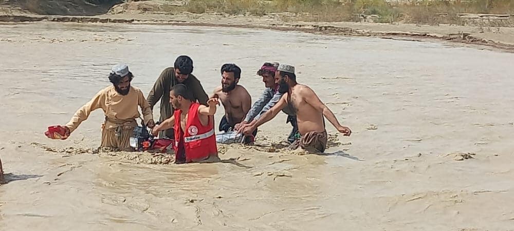 سیلاب های سنگین در ولسوالی سپین بولدک ولایت قندهار زمین ها، باغ ها، مزارع و خانه های مردم را خسارات بيشتر وارد نموده است.