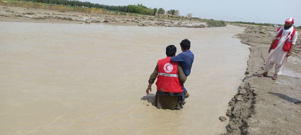 سیلاب های سنگین در ولسوالی سپین بولدک ولایت قندهار زمین ها، باغ ها، مزارع و خانه های مردم را خسارات بيشتر وارد نموده است.